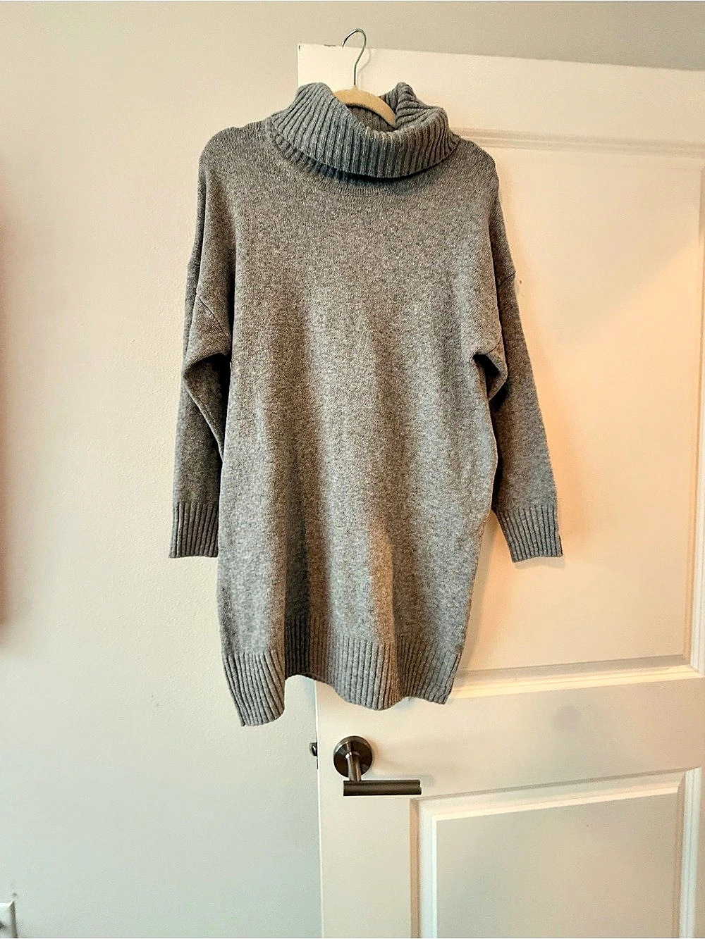 GAP Gray Cowl Neck Sweater Size Medium